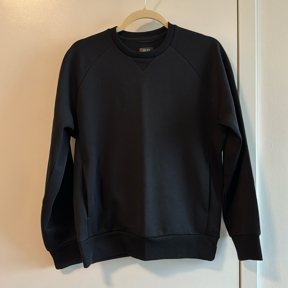 Uniqlo Crewneck Dryfit Sweater Size Small (With 2 Side Pockets)